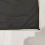 dettaglio-retro-stampa-su-tessuto-Blockout-con-bordino-siliconico-per-stand-moluari-VCT