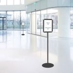 PBCRA103N-porta-avviso-cornice-nera-a-scatto-A4-su-piantana