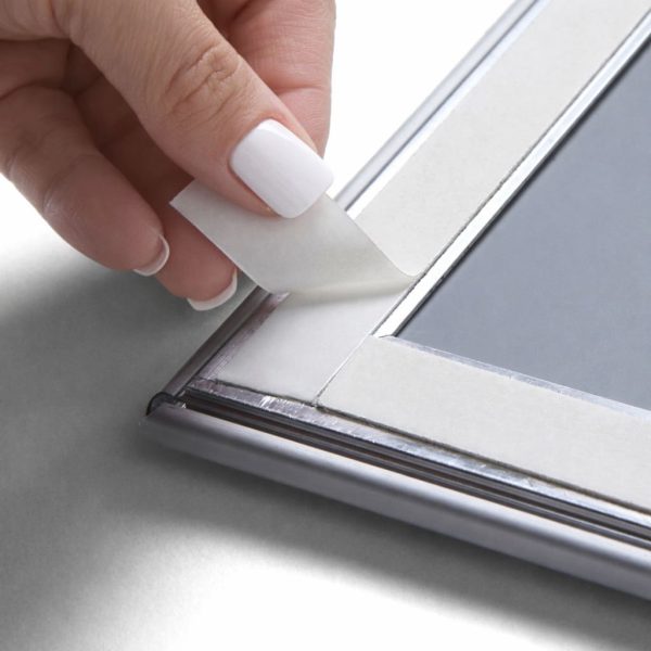 cornici-a-scatto-per-vetrine-applicazione-con-biadesivo