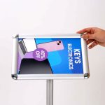 cornici-a-scatto-da-pavimento-A4-orizzontali-verticali-autoportanti