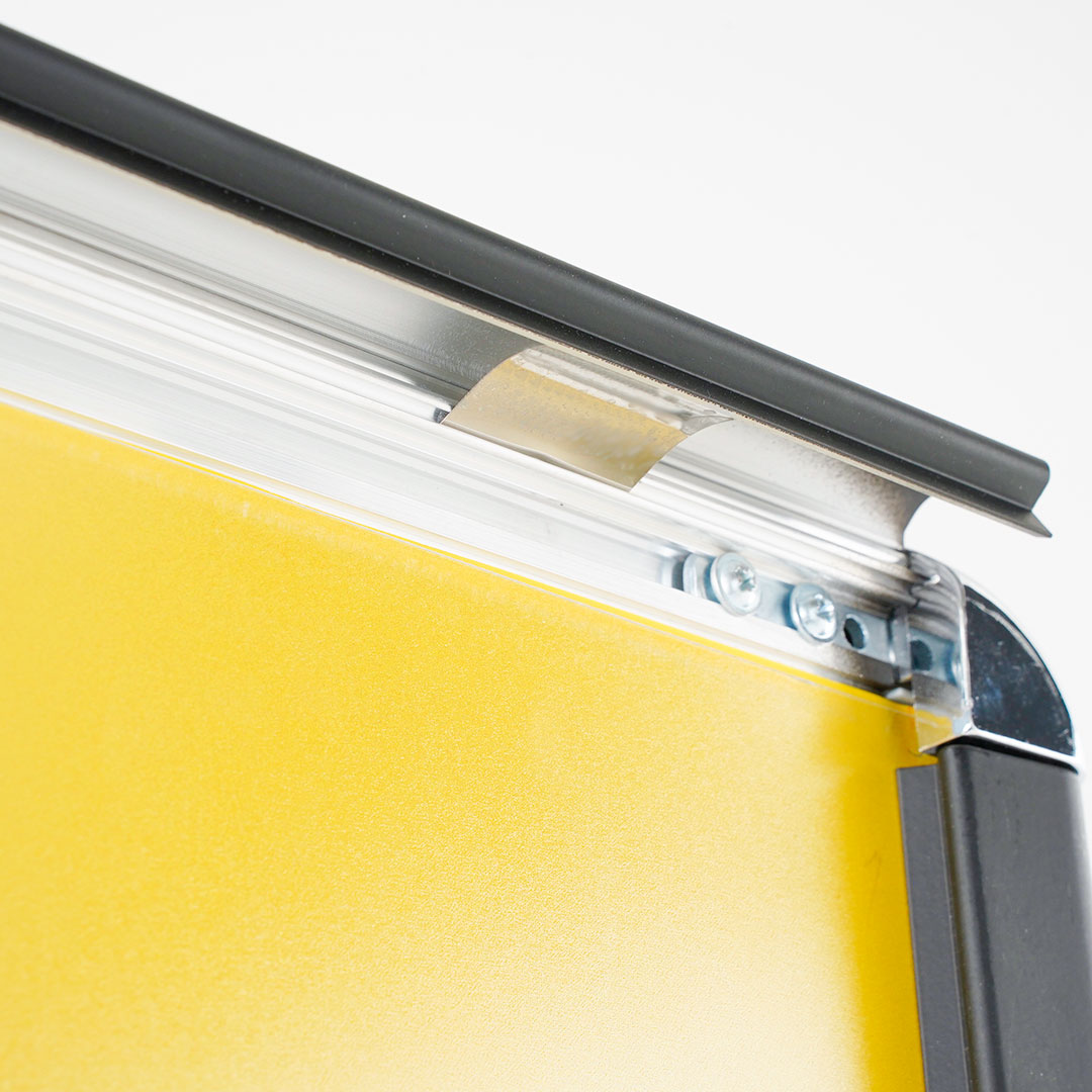 dettaglio-cornice-a-scatto-nera-autoportante