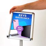 espositore-cornici-a-scatto-autoportanti-su-piantana