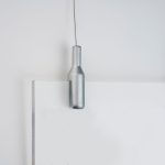 DIST32-SS-aggancio-per-targhe-sospensione-argento-satinato-con-targa-dettaglio