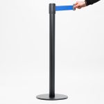 PB15019-colonnina-nera-segna-percorso-in-acciaio-nero-incluso-nastro-3-metri