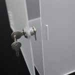 PBCB002--cubo-urna-in-plexi-satinato-con-chiave-e-feritoia