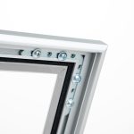 PBCITY311LED-piantana-A4-per-esterni-autoportante-magnetica-dettaglio-apertura-angolo