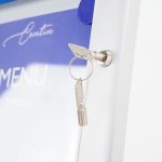 PBCITY313LED-bacheca-autoportante-luminosa-dettaglio-serratura-chiave