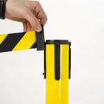PBCOT502-colonnina-segnapercorso-per-esterno-gialla-con-nastro-giallo-nero