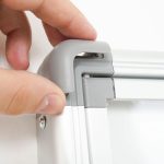 PBRD5000-angolo-apertura-anta-bacheca-magnetica-scrivibile-angolo-arrotondato-fondo-bianco-grafica-intercambiabile