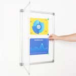 PBRD5000-apertura-anta-bacheca-magnetica-scrivibile-angolo-arrotondato-fondo-bianco-grafica-intercambiabile