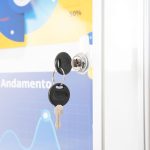 PBRD5000-chiave-apertura-anta-bacheca-magnetica-scrivibile-angolo-arrotondato-fondo-bianco-grafica-intercambiabile