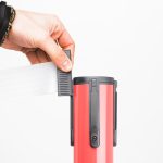 PBS1057-colonnine-segnapercorso-rossa-con-base-piatta-antinciampo-e-nastro