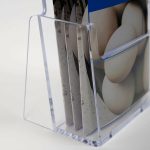 PBS410-porta-depliant-da-banco-plexi-1_3-di-A4