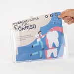 PBS411-porta-catalogo-plexiglass-A4-orizzontale-da-banco