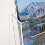 PBS416-dettaglio-espositore-da-banco-plexiglass-porta-depliant-con-2-tasche-1_3-A4