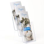 PBS419-espositore-porta-depliant-tre-tasche-in-plexiglass-trasparente-da-banco