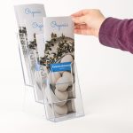 PBS419-porta-depliant-tre-tasche-13-A4-in-plexiglass-trasparente-da-banco