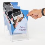 PBS421-porta-depliant-da-banco-plexi-4-tasche-A5