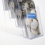 PBS422-porta-depliant-da-banco-in-plexi-con-4-tasche-1_3-a4