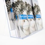 PBS424-porta-depliant-da-banco-dettaglio-plexiglass