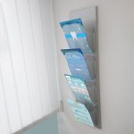 PBS450-espositore-alluminio-porta-depliant-da-parete-4-tasche-plexiglass