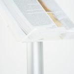 PBS491L-dettaglio-espositore-a-leggio-in-metallo-grigio-ripiano-plexi-portalibro-autoportante-con-base-rotonda