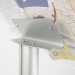 PBS491L-dettaglio-retro-espositore-a-leggio-in-metallo-grigio-ripiano-plexi-portalibro-autoportante-con-base-rotonda