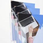 PBS509-particolare-tasca-porta-depliant-acrilico-3-tasche-a5