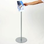 PBS509-porta-depliant-autoportante-da-pavimento-con-3-tasche-plexi-a5