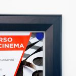 PBS965-7016-bacheca-per-esterno-apertura-a-ribalta-finitura-antracite-dettaglio-angolo