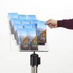 PBSPDC12X13A4-espositore-porta-depliant-in-plexiglass-12-tasche-1_3A4-per-colonnine-segnapercorso
