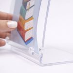 Porta-avviso-da-vetrina-banco-curvo-plexiglas-A4,A5