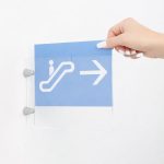 Tasca-porta-avviso-a-bandiera-in-plexiglass