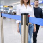 colonnina-segna-percorso-acciaio-spazzolato-base-conica-con-nastro-3-mt