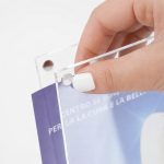 dettaglio-apertura-leggio-autoportante-in-plexiglass-porta-avviso