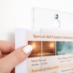 foglio -grafica-stampata-tasca-porta-avviso-da-muro