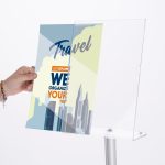 grafica-espositore-da-terra-con-tasca-porta-avvisi-inclinata-A4