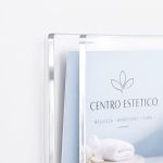 particolare-apertura-tasca-in-plexi-porta-avviso-per-vetrina-con-biadesivo