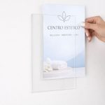 tasca-in-plexi-porta-avviso-A4-per-vetrina-con-biadesivo-con-stampa