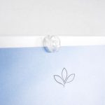 tasca-in-plexi-porta-avviso-per-vetrina-con-biadesivo