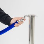 PBSCRD4-dettaglio-cordone-in-velluto-blu-moschettone-silver-per-colonnina-segna-percorso-a-cordone