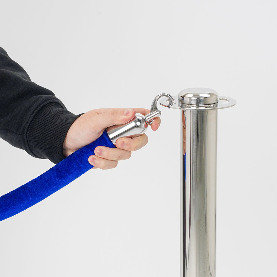 PBSCRD4-dettaglio-cordone-in-velluto-blu-moschettone-silver-per-colonnina-segna-percorso-a-cordone