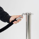 PBSCRD4-dettaglio-cordone-in-velluto-nero-moschettone-silver-per-colonnine