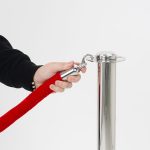 PBSCRD4-particolare-aggancio-cordone-in-velluto-rosso-moschettone-silver-per-colonnina-segna-percorso-a-cordone