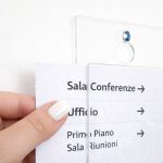 Tasca-verticale-portavvisi-in-acrilico-trasparente-segnaletica