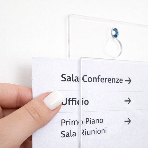 Tasca-verticale-portavvisi-in-acrilico-trasparente-segnaletica