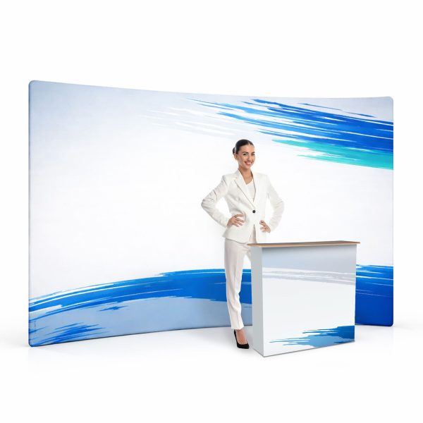 Corner-pubblicitario-con-fondale-curvo-3-metri-e-desk-hop-up