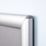 particolare-cornici-a-scatto-angoli-smussati-fissaggio-a-muro