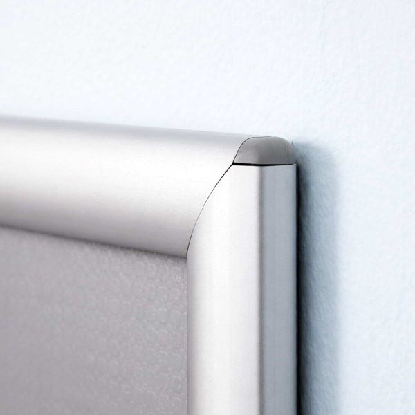 particolare-cornici-a-scatto-angoli-smussati-fissaggio-a-muro