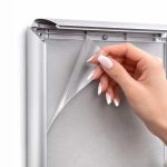 particolare-foglio-di-protezione-cornici-a-scatto-angoli-smussati-fissaggio-a-muro